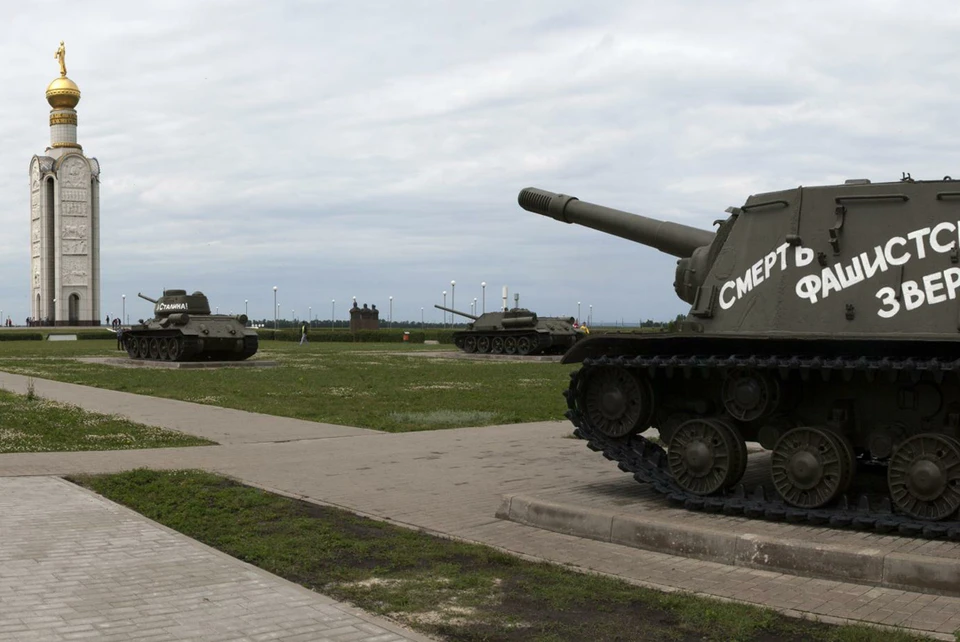 Звонницу на Прохоровском поле от посягательств надежно охраняют танки, ветераны той самой битвы.