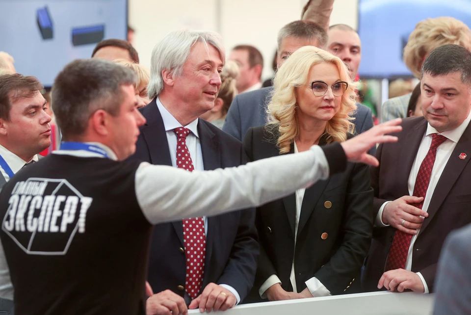 Президент WorldSkills International —Саймон Бартли (в центре) и вице-премьер – Татьяна Голикова на финале VII Национального чемпионата "Молодые профессионалы" (WorldSkills Russia).