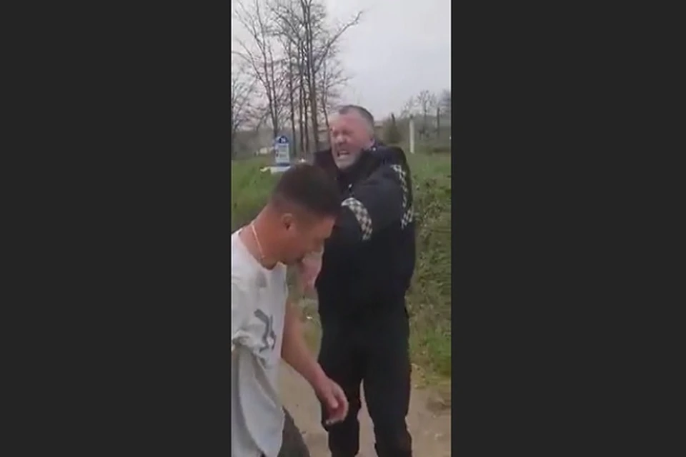 Полицейский не держит зла на нарушителя (Фото: скрин с видео).
