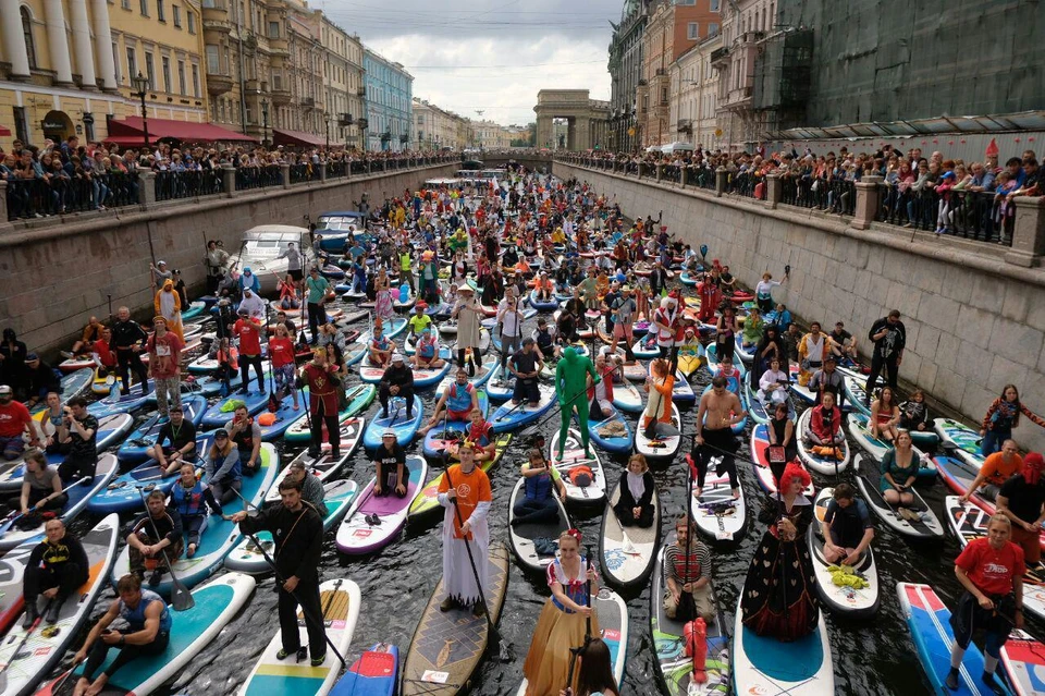 Фестиваль сапсерфинга в Петербурге собрал больше тысячи участников.