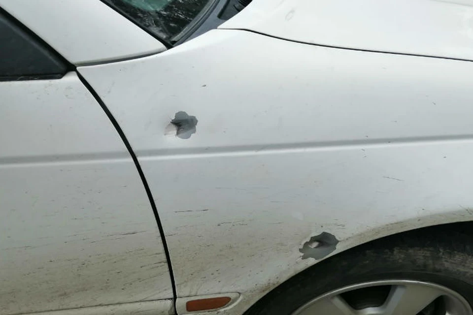 Такие отверстия появились на кузове Тойоты Калдины после выстрелов. Фото: группа "ДТП 38 RUS"