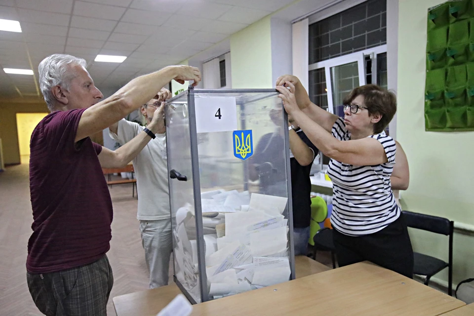 На избирательном участке в Харькове после завершения процедуры голосования, воскресенье 21 июля.