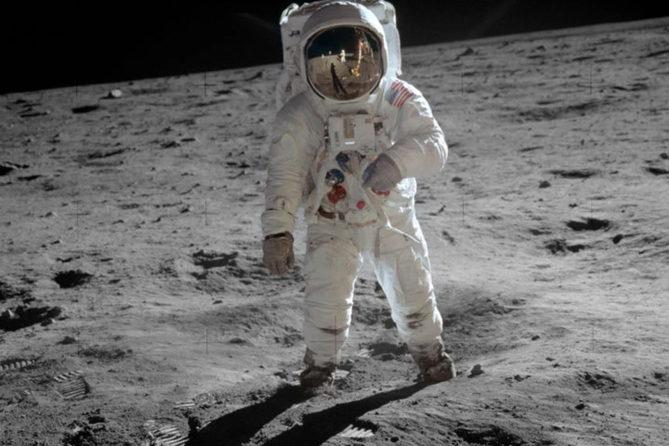 Космонавт еще держался рукой за лестницу, но все же ступил вперед и сказал: «Один маленький шаг человека - огромный шаг человечества»