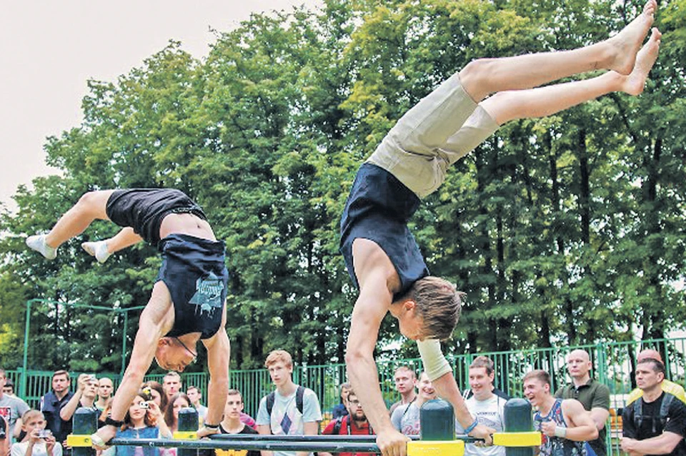 Московский спорт в Лужниках. Спортсмен Москва уличные. Московский открытый спортивный фестиваль «спорт для всех», ВВЦ. Лужники тренировки на открытом воздухе.