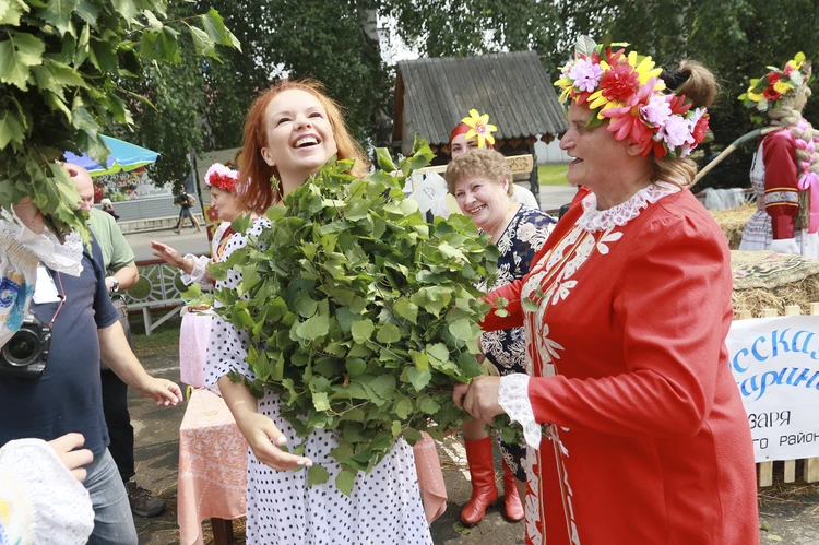 Шукшинские дни на Алтае: Гребенщикову и Тактарова похлестали банными вениками