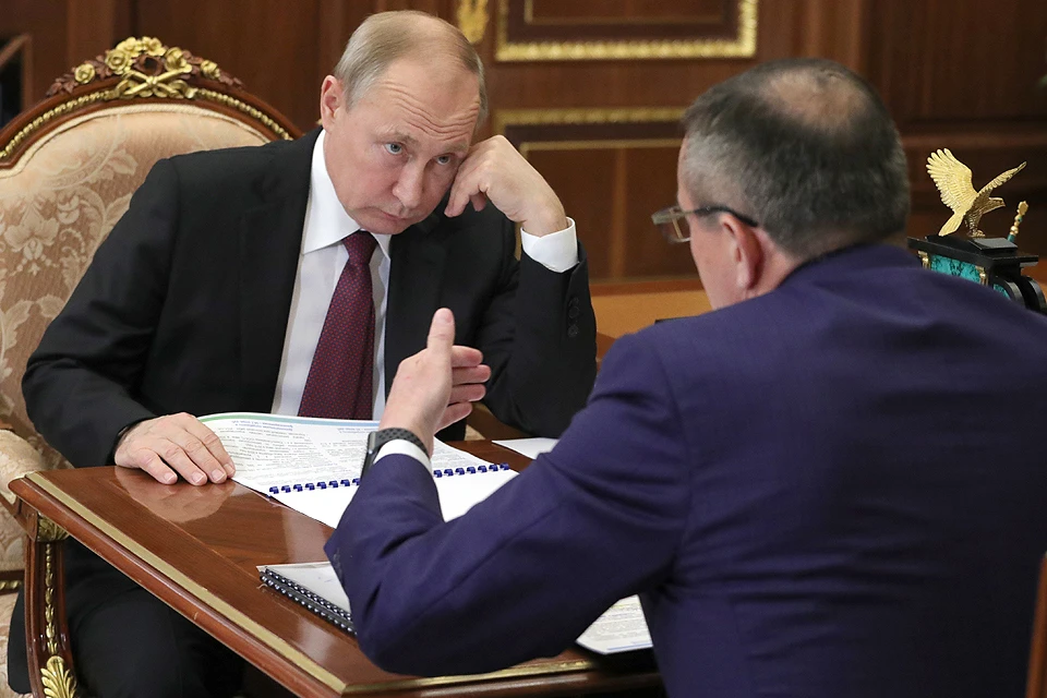 Президент РФ Владимир Путин и временно исполняющий обязанности губернатора Сахалинской области Валерий Лимаренко во время встречи в Кремле. Фото Михаил Климентьев/пресс-служба президента РФ/ТАСС