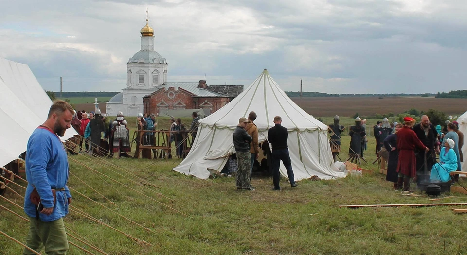 «Лагерь XIV века» расположился на фоне валов и церкви древнего города Глебова