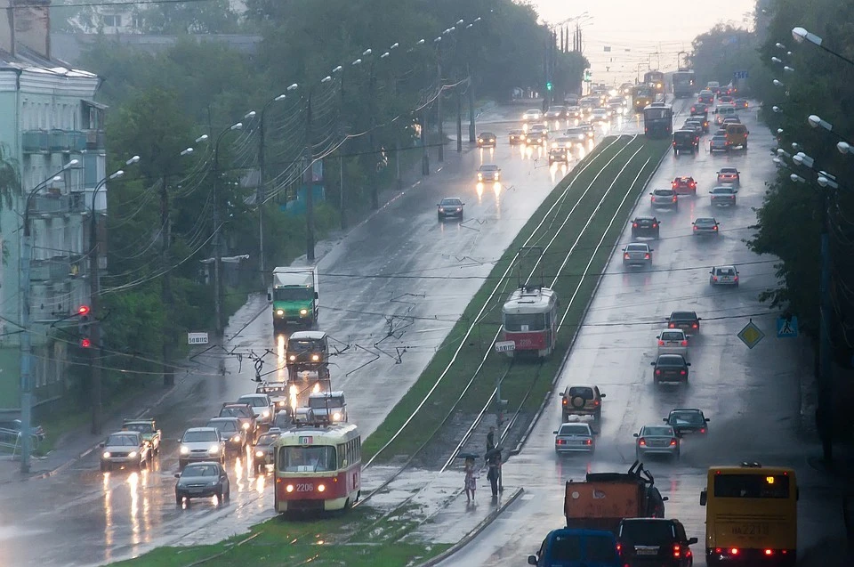 Погода в ижевске подробно. Ижевск дождь. Ливень в Ижевске. Ливень 060622 Ижевск. Пасмурно ливневый дождь.