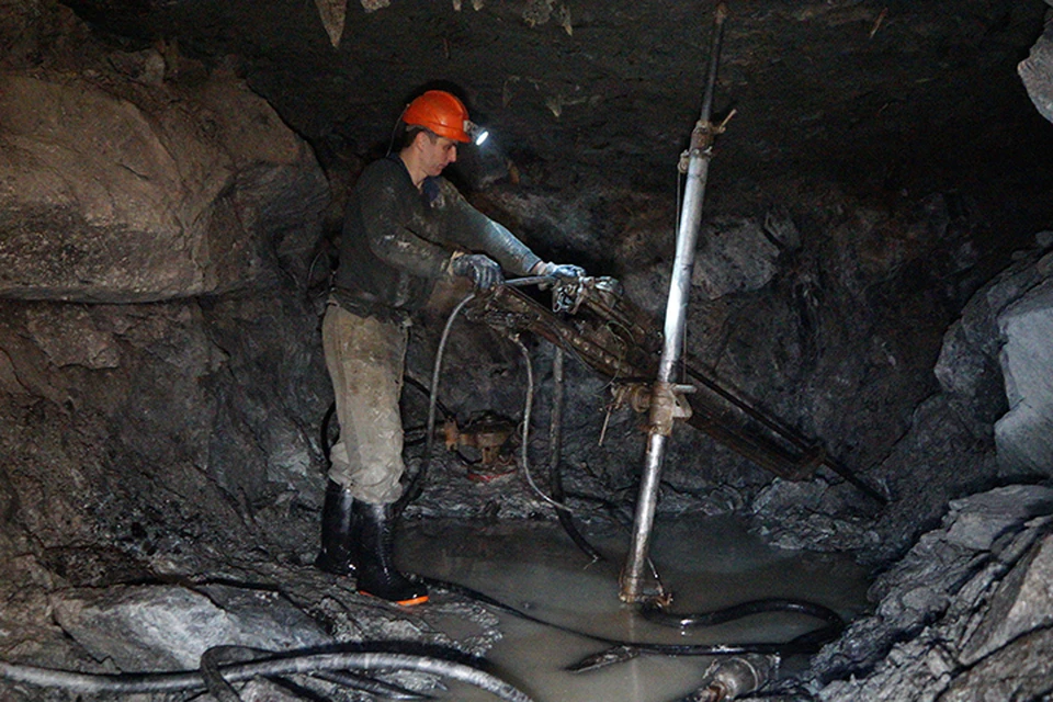 К числу наиболее опасных относятся условия труда шахтеров, горнопроходчиков, работников горно-металлургических и химических производств