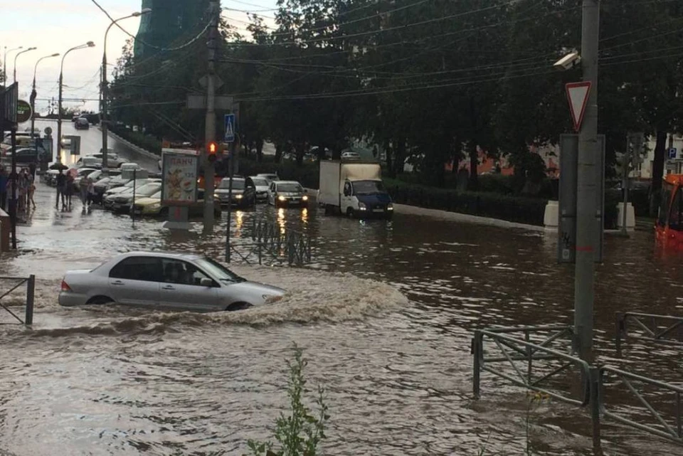 Во время ливней на перекрестке машины уходили под воду по капоты.