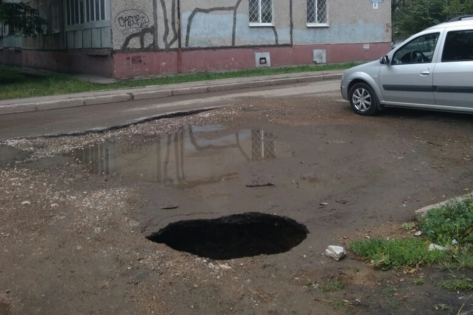 Первым яму заметил владелец провалившейся «Калины» Кирилл Крашенинников