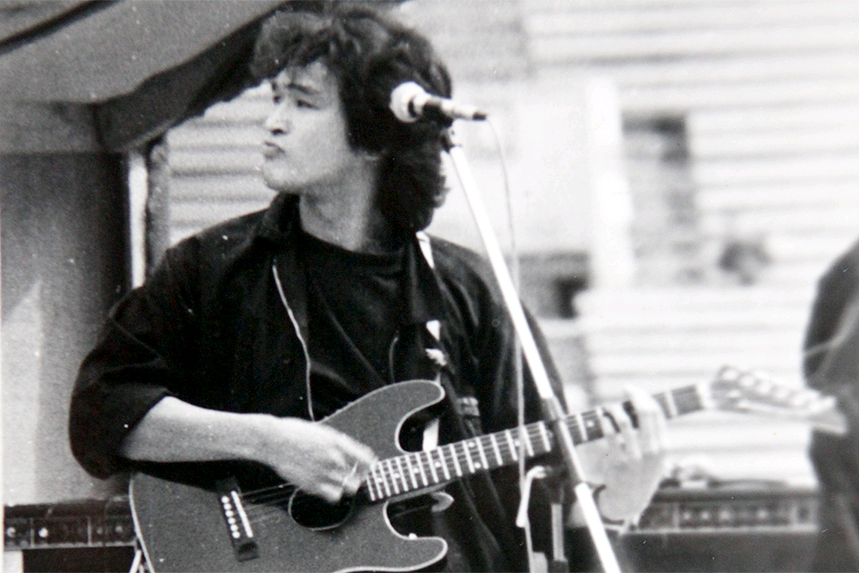 Виктор Цой во время концерта. Фото Тимур ХАНОВ / пересъемка из семейного архива.