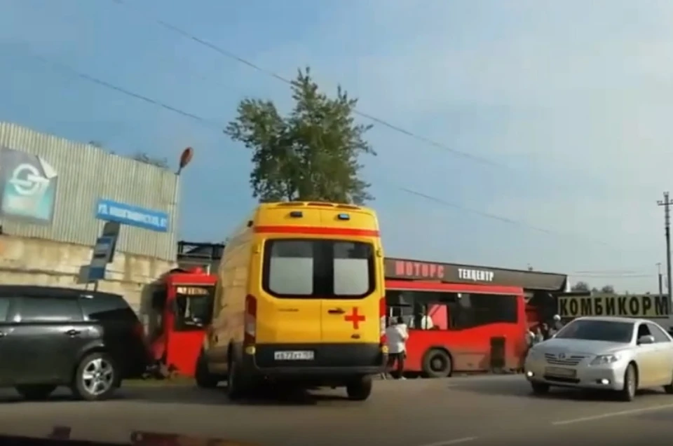 Автобус врезался в магазин. Фото группа ВК "Мой город Пермь".