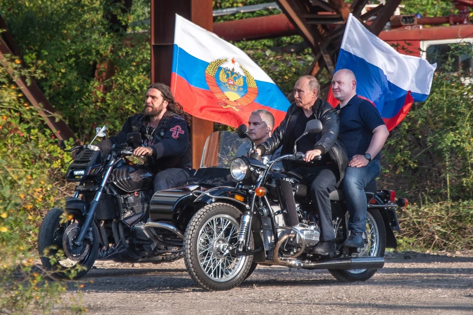 Владимир Путин участвует в байк-шоу в Крыму.
