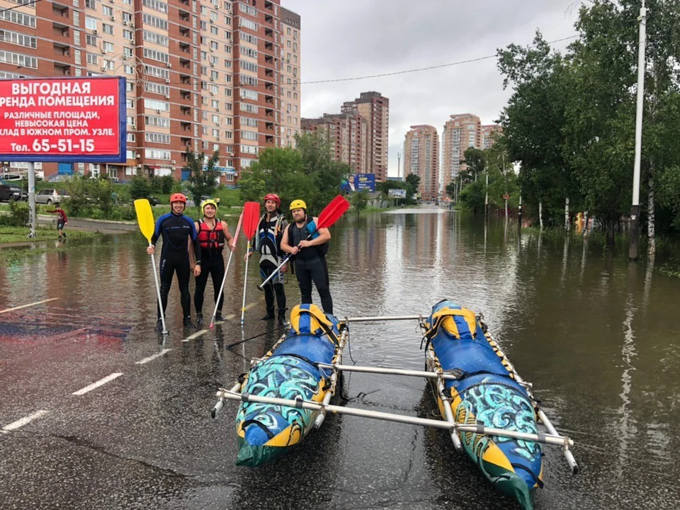 В Хабаровске спортсмены-водники прокатились на катамаране по затопленной улице Флегонтова