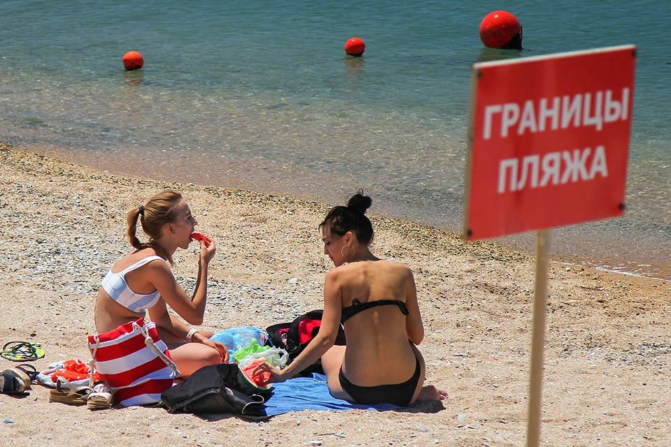 Отдыхающие на городском пляже Геленджика.
