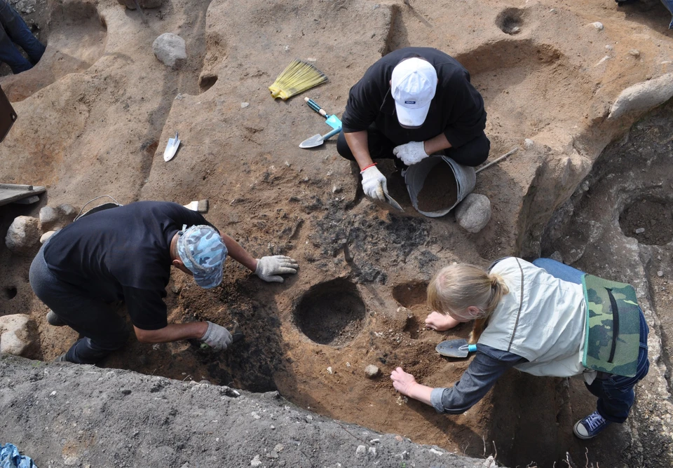 Археологи работают очень аккуратно, чтобы не повредить находки. Мстиславский раскоп.