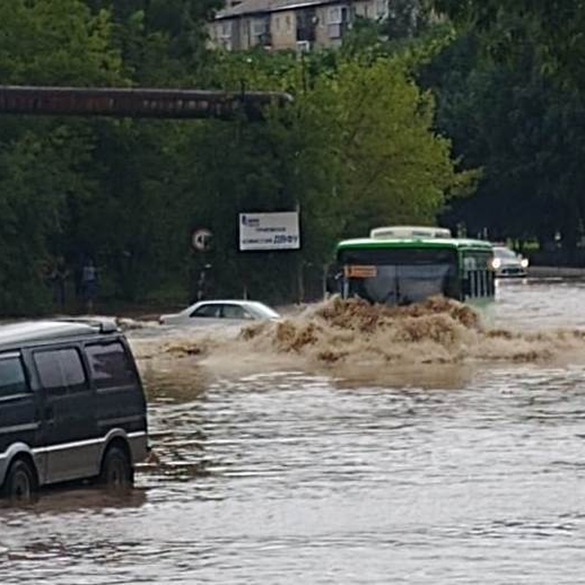 Автобусы не едут, а плывут: сильные дожди устроили наводнение в Находке -  KP.RU