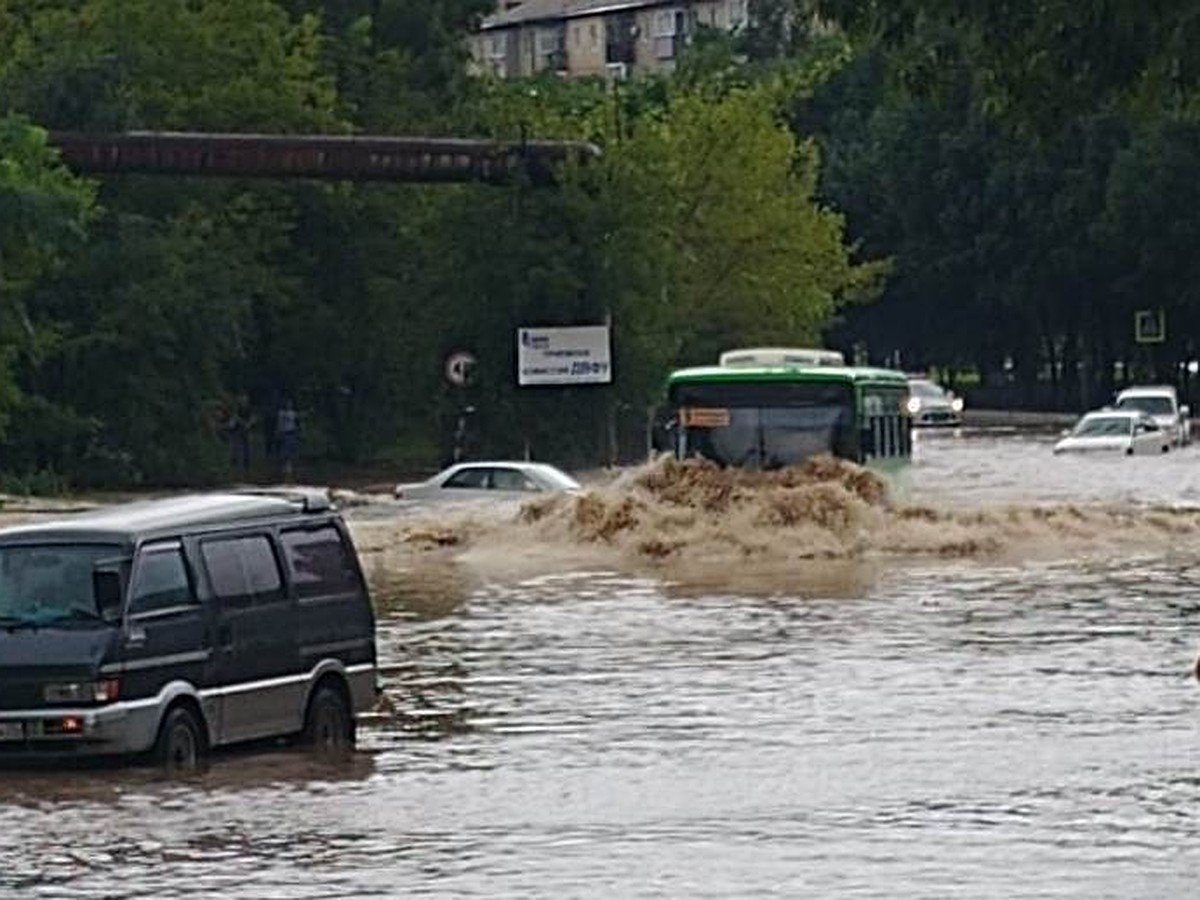 Автобусы не едут, а плывут: сильные дожди устроили наводнение в Находке -  KP.RU