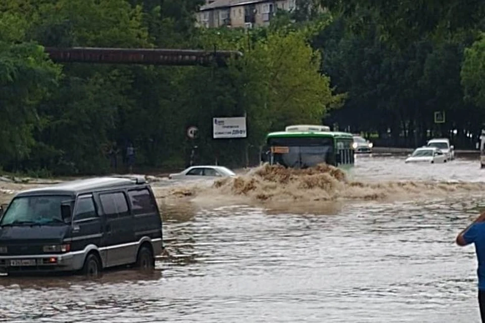 Участок дороги в Находке затопил сильный дождь