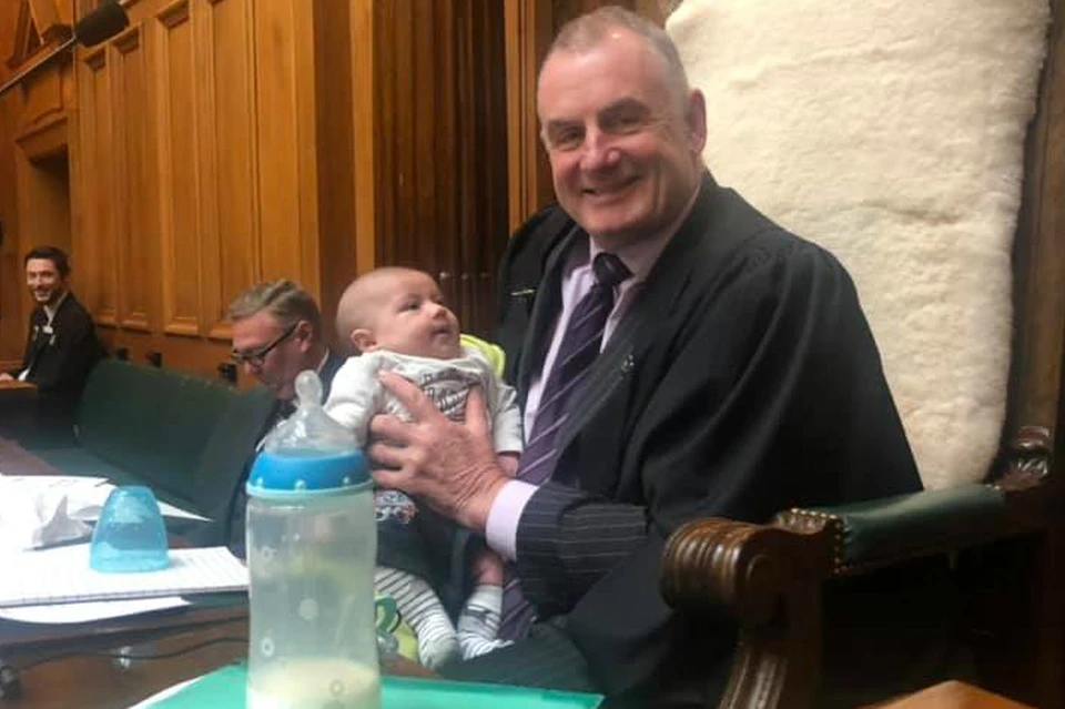 Няня года: в Новой Зеландии спикер парламента прямо на заседании нянчит ребенка
