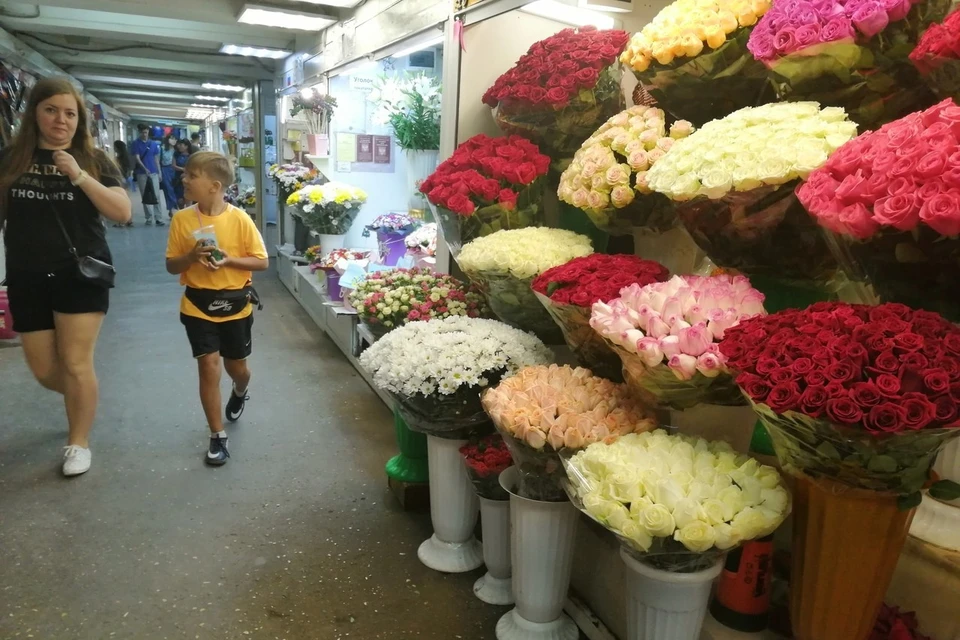 В Симферополе продают очень много цветов.