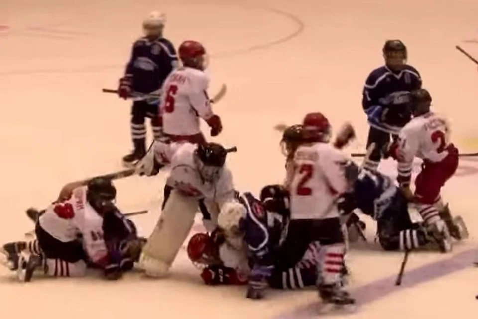 Юные хоккееисты устроили массовую драку в Саратове. Скрин из видео очевидца