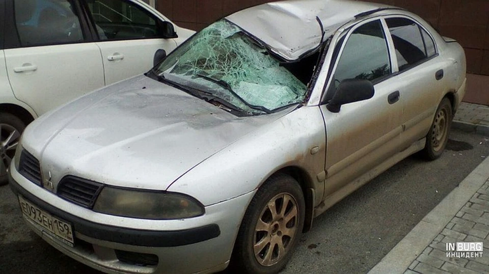 На этот автомобиль упала девушка, выпавшая из окна Фото: https://vk.com/incekb