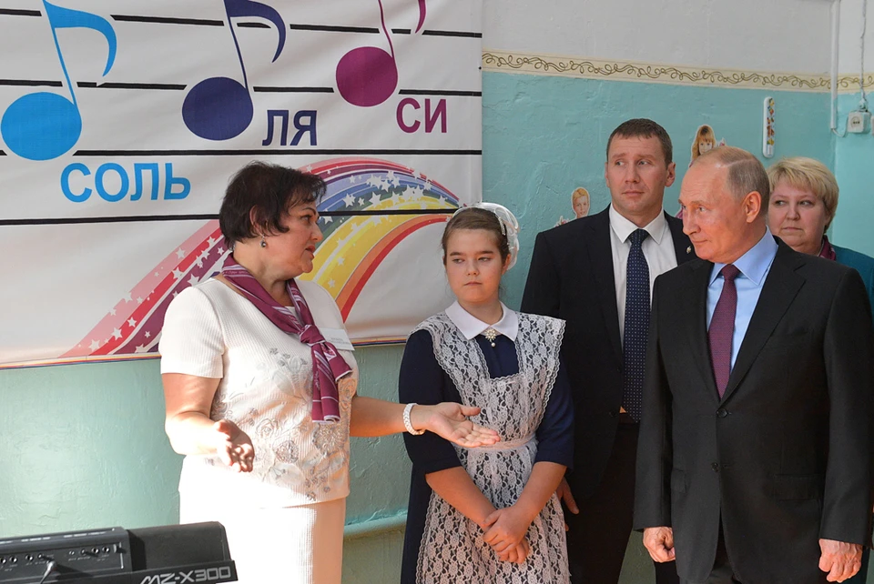 Президент РФ Владимир Путин (справа) во время посещения средней общеобразовательной школы №6 города Тулун.