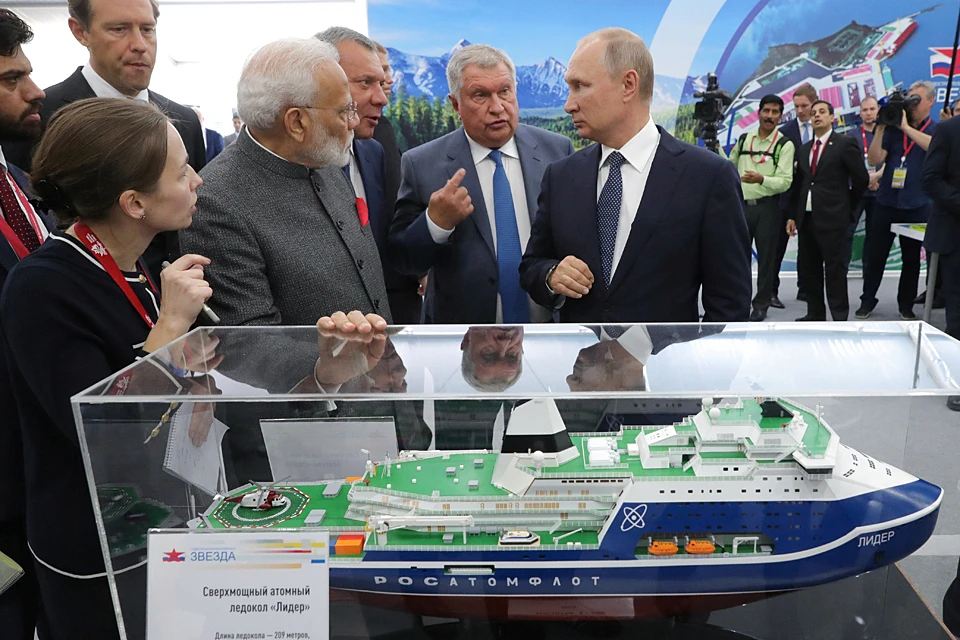 Путин подвел индийского гостя к модели ледокола, который тоже будет строиться на «Звезде»