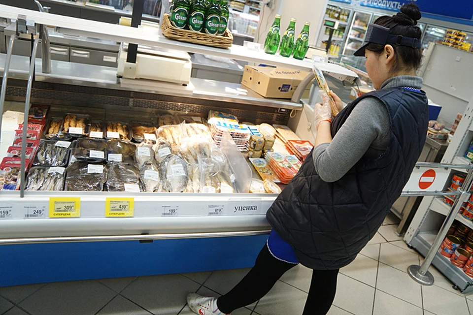 Большинство работающих в супермаркете мигрантов в Россию приезжают на несколько месяцев, семьи оставляют дома, высылая им с зарплаты деньги