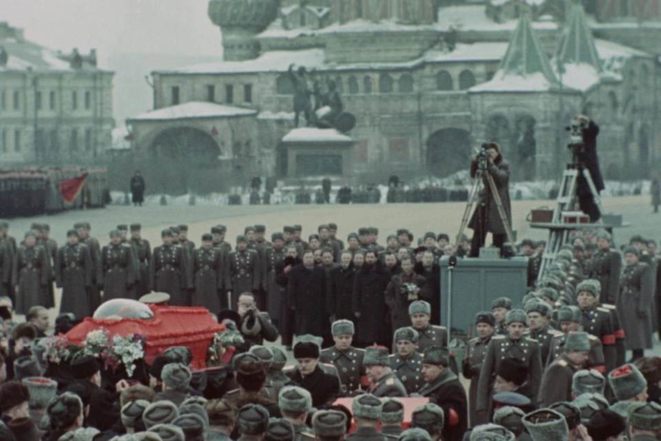 Кадр из документального фильма Сергея Лозницы «Государственные похороны»