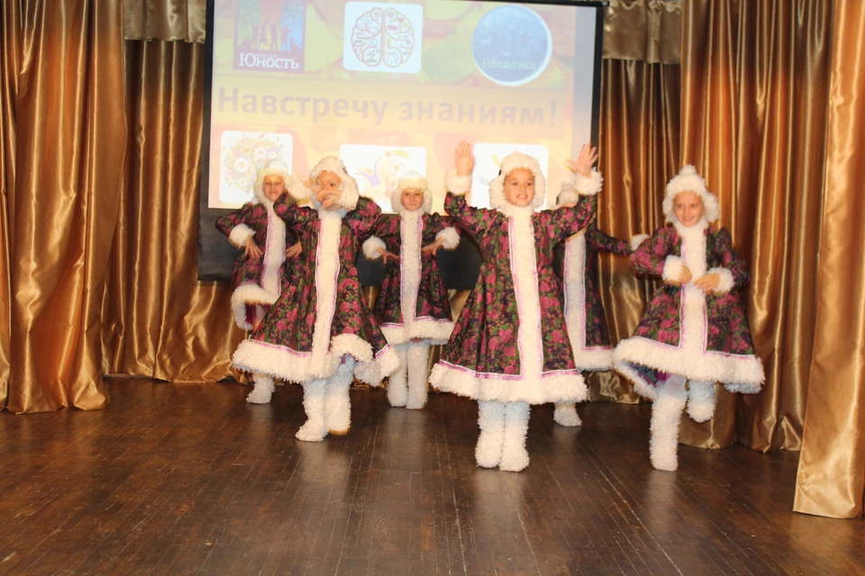 Дети ансамбля народного танца «Экспромт» исполняют танец «Зимушка». Фото: Ксения ПОЛТОРАНИНА.