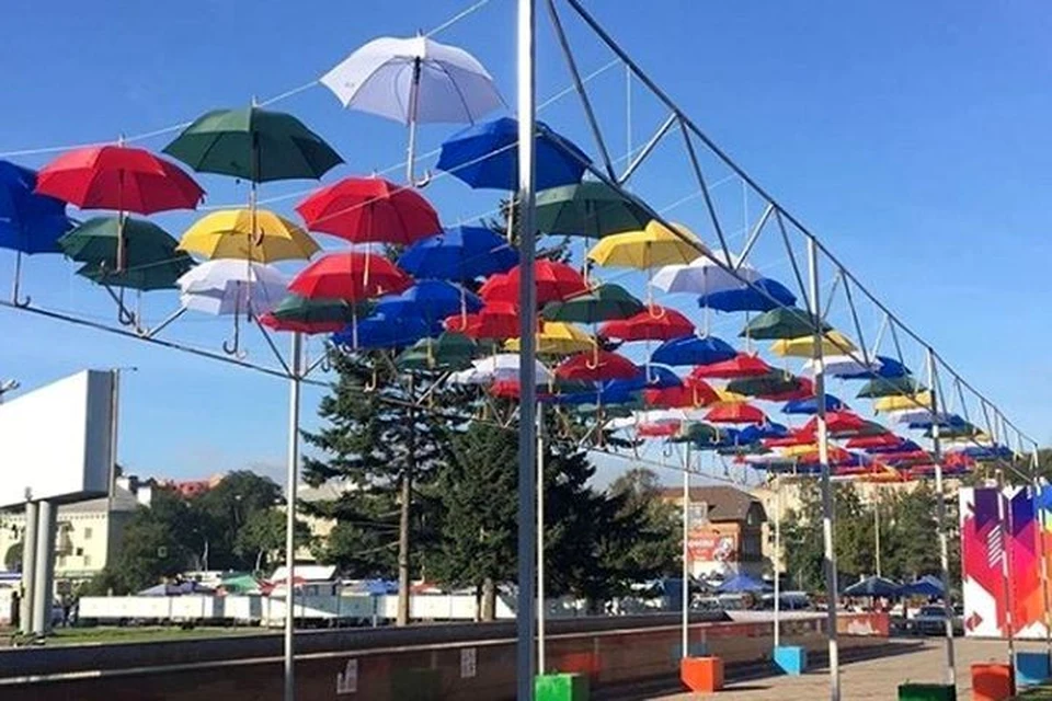 «Аллея парящих зонтиков» должна была радовать жителей Уссурийска. Фото: Администрация УГО