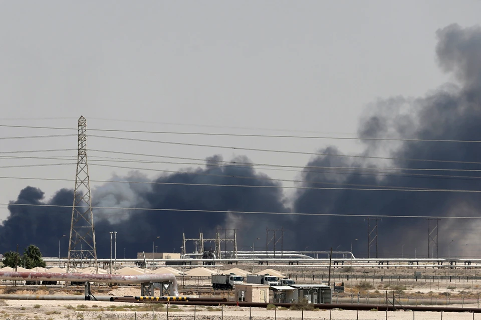 Атака дронов на завод Saudi Aramco заставила нефть подорожать.