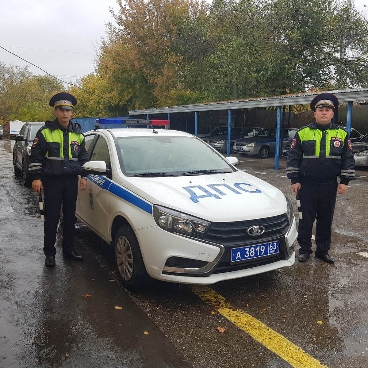 «Были готовы принять роды в машине»: в Самаре гаишники помогли беременной  женщине добраться до больницы - KP.RU