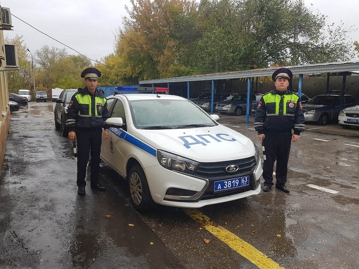 Были готовы принять роды в машине»: в Самаре гаишники помогли беременной  женщине добраться до больницы - KP.RU