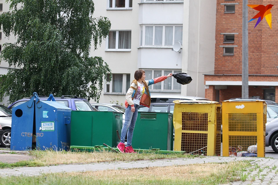 В белорусских дворах все чаще можно увидеть контейнеры для разного мусора.