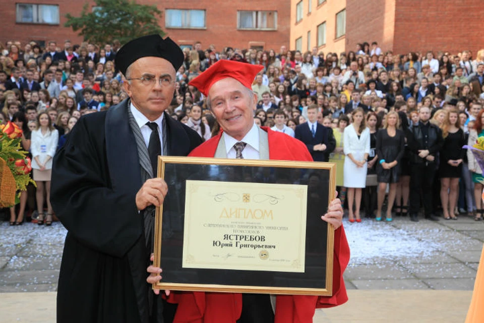 В 2013 году на Дне знаний Юрий Ястребов получил мантию и звание почетного профессора СПбГУП. Фото: СПбГУП.