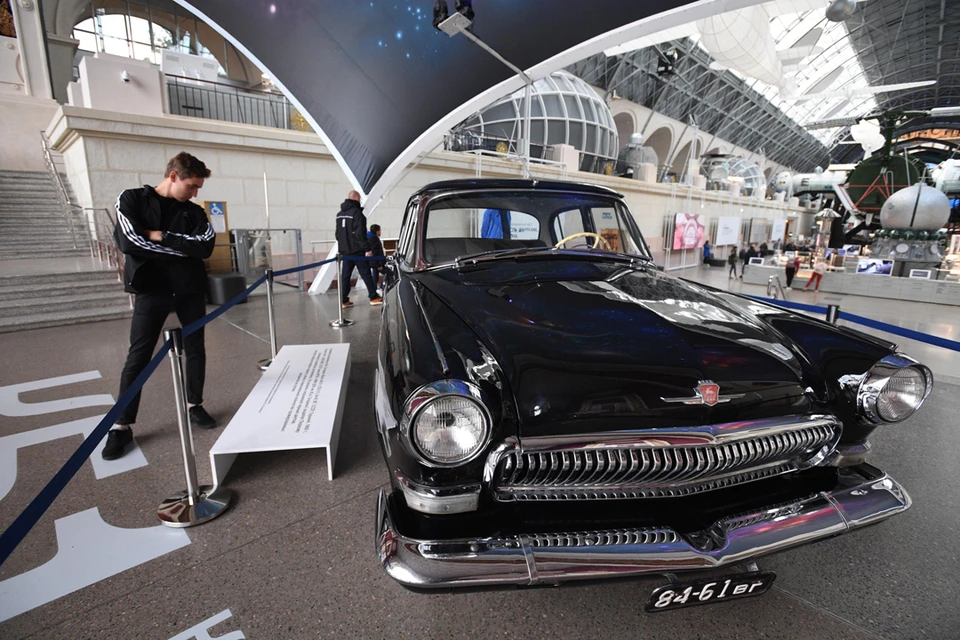 Служебный автомобиль Юрия Гагарина выставили на показ публике в центре «Космонавтика и авиация» на ВДНХ.