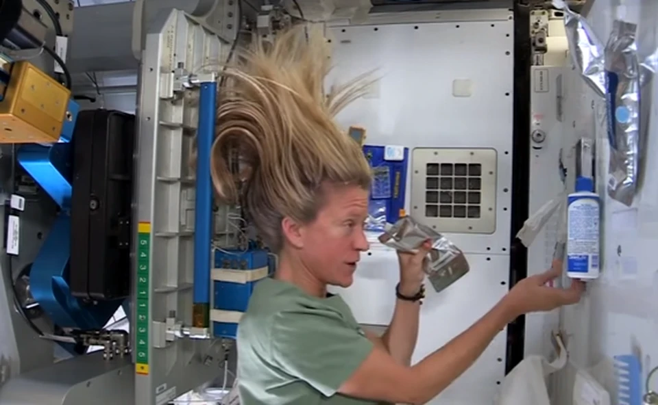 Космонавт Карен Найберг показала, как ухаживает за волосами на борту МКС