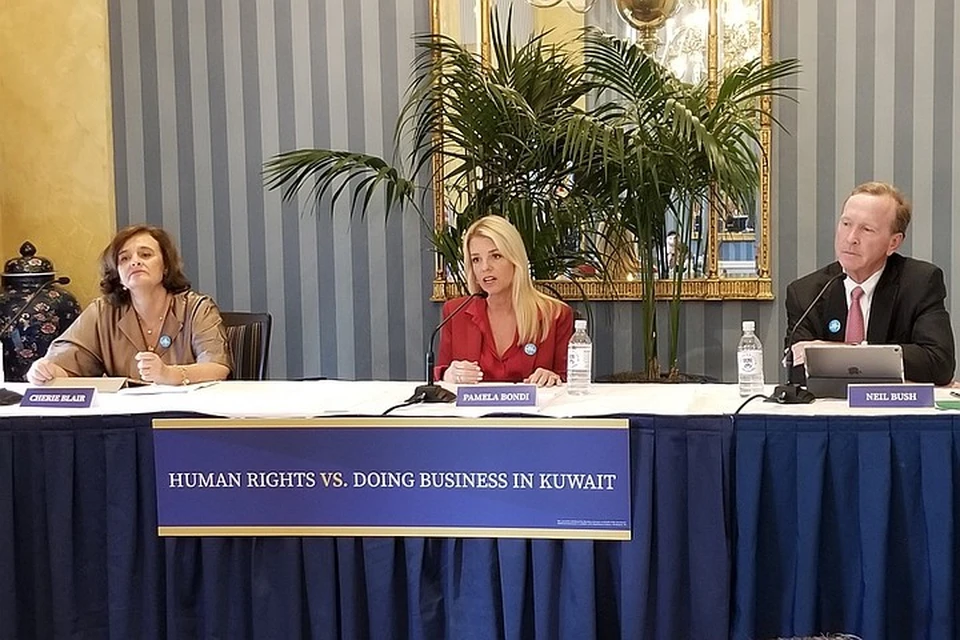 На фото – (слева направо) Шэри Блэр, экс-генпрокурор Флориды Памела Бонди и Нейл Буш.