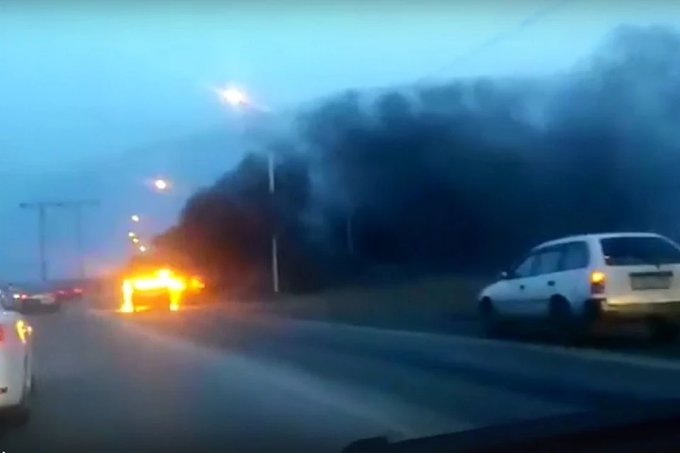 Автомобиль сгорел до тла, водитель скрылся с места аварии. Фото: кадр из видео/vk.com/avto54police