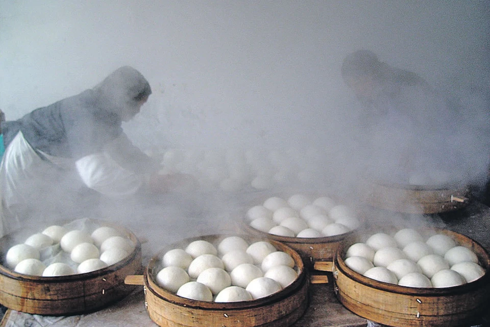 Китайские мастера баоцзы работают в экстремальных условиях морозильника...