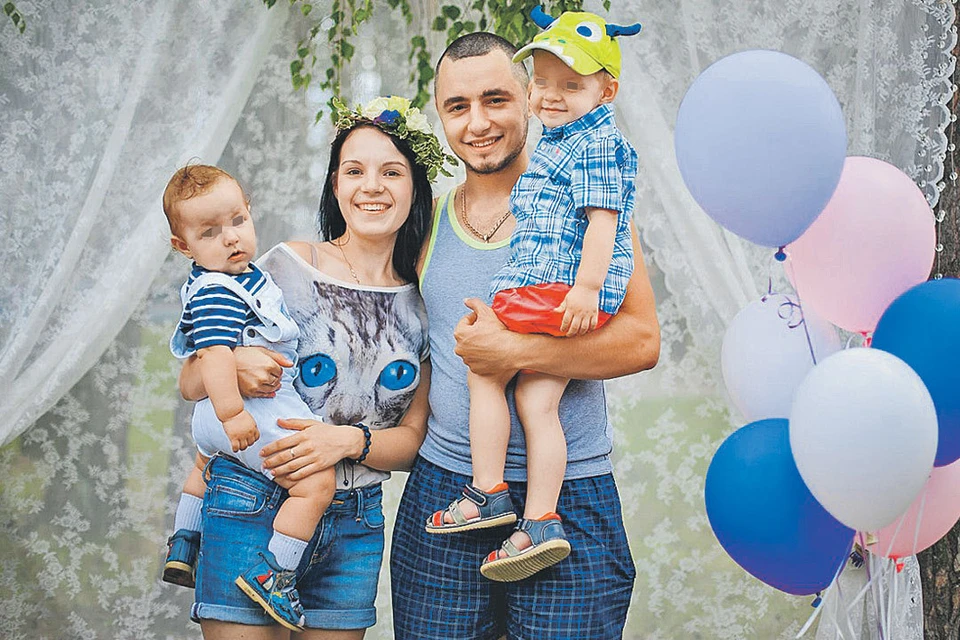 Еще два года назад эта семья казалась идеальной: Рита и Дмитрий Грачевы с детьми. Фото: vk.com