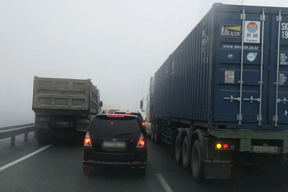 Движение по объездной трассе Владивостока заблокировано. Фото:Dpskontrol_125rus
