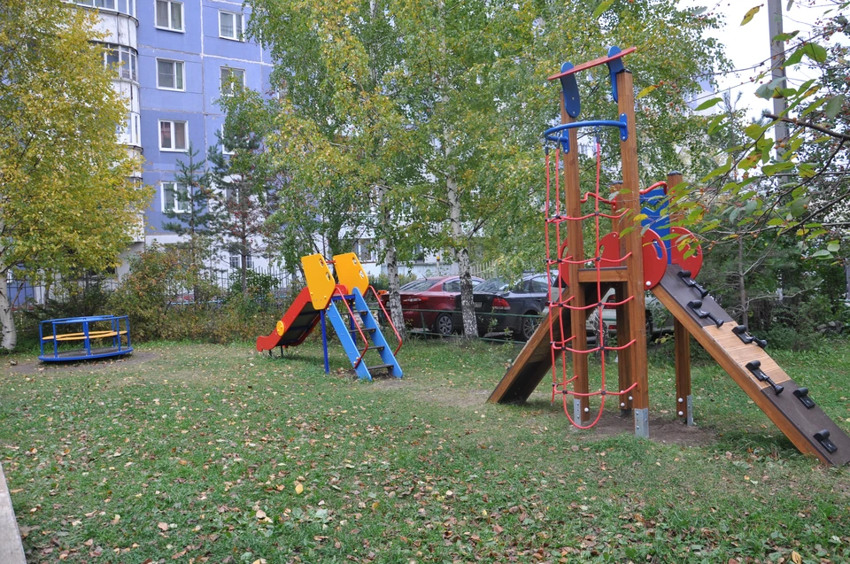 Теперь малыши из дома по улице Мильчакова, 37 могут играть на новой детской площадке.