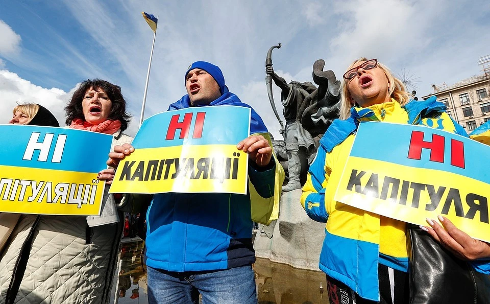 В Киеве народ протестует против подписанного Зеленским договора