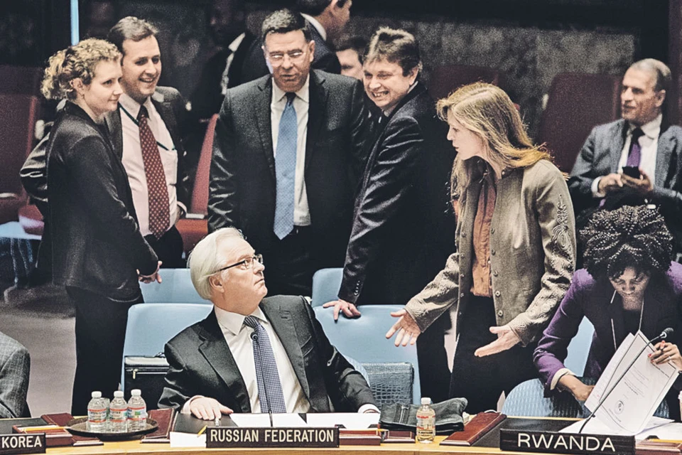 Этот знаменитый снимок сделан весной 2014 года. Тогда в ООН активно обсуждали украинский кризис. Представитель США Саманта Пауэр (стоит справа) постоянно вступала в словесную пикировку с нашим знаменитым дипломатом Виталием Чуркиным (сидит в центре).