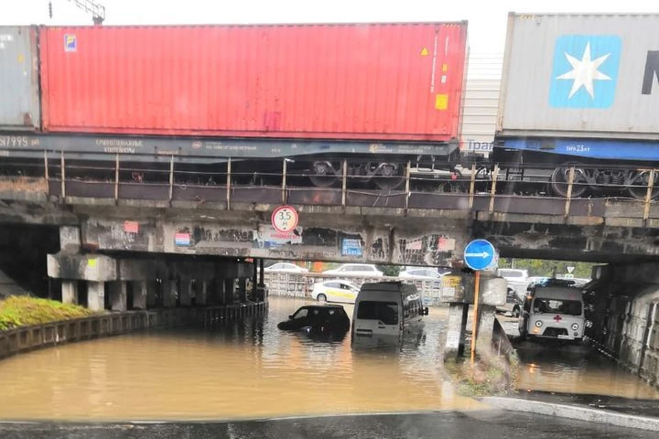 Печально известный участок дороги на Фадеева оказался затоплен. Фото: dpscontrol125rus